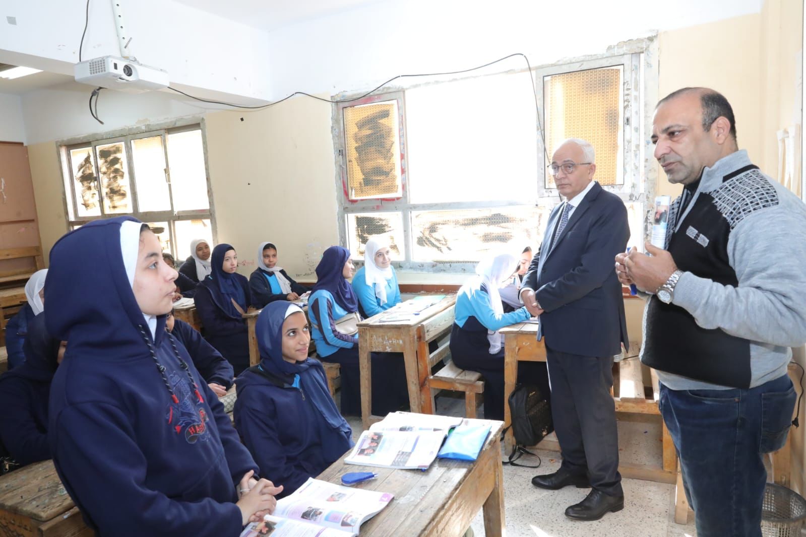 وزير التعليم يتابع انتظام الفصل الدراسي الثاني بمدرسة الشهيد كريم أحمد عبد الفتاح بالقاهرة